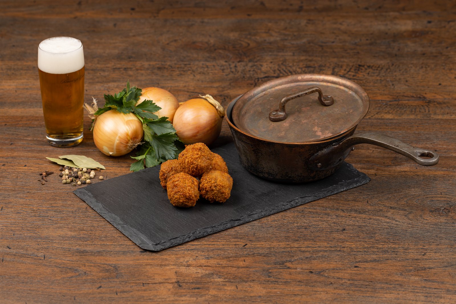 Goudbruine bitterballen en croquetten